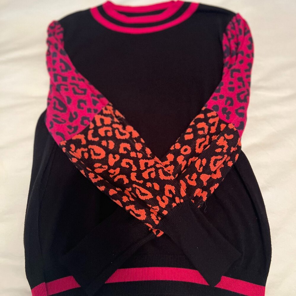 KARLIE Leopard print crew neck sweater (size; L) Very soft!